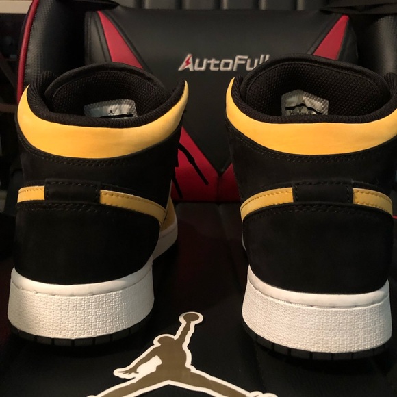 Jordan 1 Mid Reverse New Love ( Deal ends in 24hrs) - Picture 3 of 4